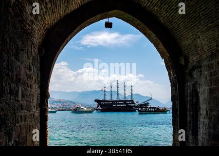 23. Juni 2022, Alanya, Istanbul, Türkei: Alanya ist ein touristisches Zentrum an der Mittelmeerküste der Truthühner, 135 km östlich von Antalya. Ausgrabungen haben gezeigt, dass das Alanya-Gebiet bereits in prähistorischer Zeit besiedelt war. Alanya erscheint erstmals im 2. Jahrhundert v. Chr. als Piratenlager und wurde damals als Korakesion bezeichnet. Später eroberten die Römer die Stadt in ihrem Feldzug zur Unterdrückung der Piraterie im östlichen Mittelmeer. (Bild: © Serkan Senturk/ZUMA Press Wire) Stockfoto