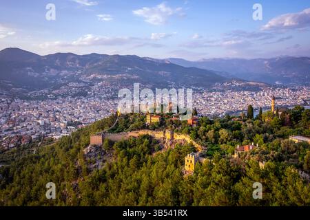 23. Juni 2022, Alanya, Istanbul, Türkei: Alanya ist ein touristisches Zentrum an der Mittelmeerküste der Truthühner, 135 km östlich von Antalya. Ausgrabungen haben gezeigt, dass das Alanya-Gebiet bereits in prähistorischer Zeit besiedelt war. Alanya erscheint erstmals im 2. Jahrhundert v. Chr. als Piratenlager und wurde damals als Korakesion bezeichnet. Später eroberten die Römer die Stadt in ihrem Feldzug zur Unterdrückung der Piraterie im östlichen Mittelmeer. (Bild: © Serkan Senturk/ZUMA Press Wire) Stockfoto