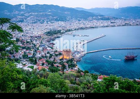 23. Juni 2022, Alanya, Istanbul, Türkei: Alanya ist ein touristisches Zentrum an der Mittelmeerküste der Truthühner, 135 km östlich von Antalya. Ausgrabungen haben gezeigt, dass das Alanya-Gebiet bereits in prähistorischer Zeit besiedelt war. Alanya erscheint erstmals im 2. Jahrhundert v. Chr. als Piratenlager und wurde damals als Korakesion bezeichnet. Später eroberten die Römer die Stadt in ihrem Feldzug zur Unterdrückung der Piraterie im östlichen Mittelmeer. (Bild: © Serkan Senturk/ZUMA Press Wire) Stockfoto