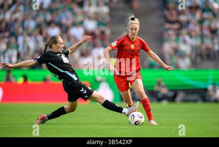 Köln, Deutschland. Mai 2025. Von links nach rechts: Maria Penner (HB), Carolin SIMON (M) in Aktion, Duelle, DFB Women's Cup Finale 2025, FC Bayern München (M) - SV Werder Bremen (HB), am 1. Mai 2025 in Köln. # DFB-Vorschriften verbieten die Verwendung von Fotos als Bildsequenzen und/oder Quasi-Video # Credit: dpa/Alamy Live News Stockfoto