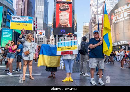 9. Juli 2022, New York, USA: Menschen halten Fahnen und Plakate bei einem Protest zur Unterstützung der Ukraine am Times Square, New York City. Protest in Support of Ukraine in New York, USA - 09. Juli 2022 (Foto: © Ron Adar/SOPA Images via ZUMA Press Wire) Stockfoto