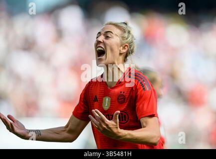 Köln, Deutschland. Mai 2025. Jubilation Carolin Simon (M) nach ihrem 2:0-Tor, DFB-WM-Finale 2025, FC Bayern München (M) - SV Werder Bremen (HB), am 1. Mai 2025 in Köln. # DFB-Vorschriften verbieten die Verwendung von Fotos als Bildsequenzen und/oder Quasi-Video # Credit: dpa/Alamy Live News Stockfoto