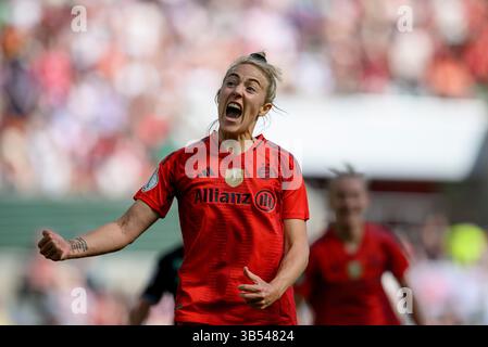 Köln, Deutschland. Mai 2025. Jubilation Carolin Simon (M) nach ihrem 2:0-Tor, DFB-WM-Finale 2025, FC Bayern München (M) - SV Werder Bremen (HB), am 1. Mai 2025 in Köln. # DFB-Vorschriften verbieten die Verwendung von Fotos als Bildsequenzen und/oder Quasi-Video # Credit: dpa/Alamy Live News Stockfoto