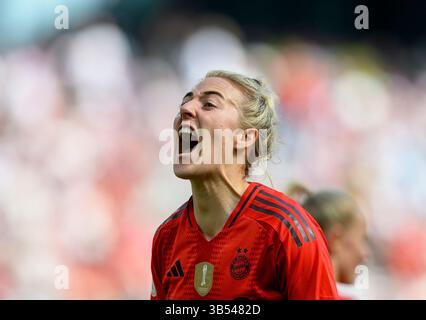Köln, Deutschland. Mai 2025. Jubilation Carolin Simon (M) nach ihrem 2:0-Tor, DFB-WM-Finale 2025, FC Bayern München (M) - SV Werder Bremen (HB), am 1. Mai 2025 in Köln. # DFB-Vorschriften verbieten die Verwendung von Fotos als Bildsequenzen und/oder Quasi-Video # Credit: dpa/Alamy Live News Stockfoto