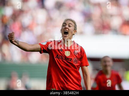 Köln, Deutschland. Mai 2025. Jubilation Carolin Simon (M) nach ihrem 2:0-Tor, DFB-WM-Finale 2025, FC Bayern München (M) - SV Werder Bremen (HB), am 1. Mai 2025 in Köln. # DFB-Vorschriften verbieten die Verwendung von Fotos als Bildsequenzen und/oder Quasi-Video # Credit: dpa/Alamy Live News Stockfoto