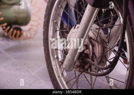 Vorderradnabe und Bremse des Motorrads aus der Nähe Stockfoto