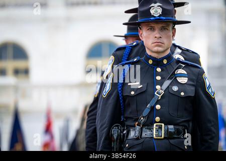 15. Mai 2022, Washington, District of Columbia, USA: Offizier J. Vespia von der Honor Guard des Polizeiministeriums Irvine, Kalifornien, wird während der Flaggenzeremonie aufmerksam sein, nach der US-Präsident Joe Biden am Sonntag, den 15. Mai 2022, bei einer Zeremonie zu Ehren der Strafverfolgungsbeamten, die 2021 im Dienst des National Peace Officersâ€™ Memorial Service im US Capitol in Washington, D.C. ihr Leben verloren haben (Bild: © Pete Marovich/CNP Via ZUMA Press Wire) Stockfoto