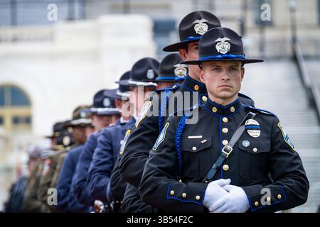 15. Mai 2022, Washington, District of Columbia, USA: Offizier J. Vespia von der Honor Guard des Polizeiministeriums Irvine, Kalifornien, erwartet die Ankunft von US-Präsident Joe Biden, der bei einer Zeremonie zu Ehren der Strafverfolgungsbeamten, die im Jahr 2021 ihr Leben verloren haben, am Sonntag, den 15. Mai 2022 beim National Peace Officersâ€™ Memorial Service im US Capitol in Washington, D.C. (Credit Image: © Pete Marovich/CNP via ZUMA Wire Press) Stockfoto