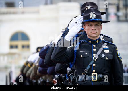 15. Mai 2022, Washington, District of Columbia, USA: Offizier J. Vespia von der Polizeibehörde Irvine, Kalifornien Honor Guard grüßt bei der Aufführung der Nationalhymne, wonach US-Präsident Joe Biden am Sonntag, den 15. Mai 2022, bei einer Zeremonie zu Ehren der Strafverfolgungsbeamten, die 2021 im Dienst des National Peace Officersâ€™ Memorial Service im US Capitol in Washington, D.C. ihr Leben verloren haben (Credit Image: © Pete Marovich/CNP Via ZUMA Press Wire) Stockfoto