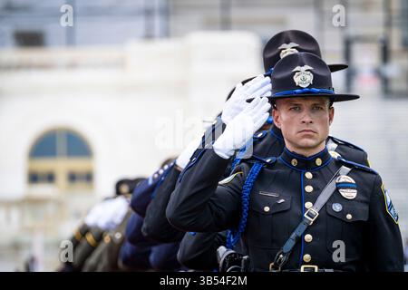 15. Mai 2022, Washington, District of Columbia, USA: Offizier J. Vespia von der Polizeibehörde Irvine, Kalifornien Honor Guard grüßt bei der Aufführung der Nationalhymne, wonach US-Präsident Joe Biden am Sonntag, den 15. Mai 2022, bei einer Zeremonie zu Ehren der Strafverfolgungsbeamten, die 2021 im Dienst des National Peace Officersâ€™ Memorial Service im US Capitol in Washington, D.C. ihr Leben verloren haben (Credit Image: © Pete Marovich/CNP Via ZUMA Press Wire) Stockfoto