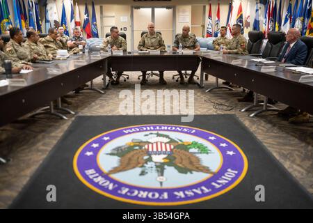 Generalmajor der US-Armee Michael R. Weimer wird Mitglied der Joint Task Force North und Mitarbeiter der Joint Task Force North, um während seines Besuchs im Hauptquartier der Joint Task Force North in Fort Bliss, Texas, am 14. März 2025 eine Mission zur Bekämpfung transnationaler krimineller Organisationen zu erhalten. Das U.S. Northern Command arbeitet mit dem Department of Homeland Security zusammen, um den US-Zoll und den Grenzschutz entlang der südlichen Grenze mit zusätzlichen Militärkräften zu erweitern. Diese anfängliche Entsendung von mehr als 1.600 aktiven Einsatzkräften bringt die gesamte militärische Streitmacht des Titels 10 entlang der Grenze auf eine annähernde Höhe Stockfoto