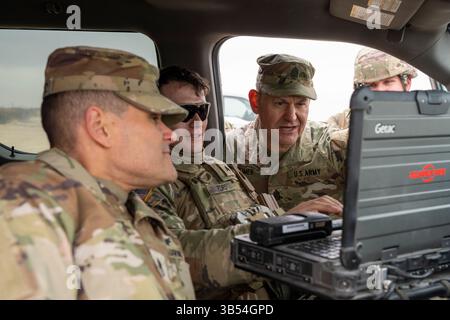 Joshua Ford, der der 192. Quartermaster Company, 90. Nachhaltigkeitsbrigade, Task Force Tough ‘Ombres, zugeteilt wurde, bietet dem Generalmajor der United States Army Michael R. Weimer in der Nähe von Santa Teresa, N.M., am 14. März 2025 einen Rundgang über Kommunikationstools an einem Standort für mobile Überwachungsfunktionen. Das U.S. Northern Command arbeitet mit dem Department of Homeland Security zusammen, um den US-Zoll und den Grenzschutz entlang der südlichen Grenze mit zusätzlichen Militärkräften zu erweitern. (Foto der U.S. Army von Sgt. 1st Class Nicholas J. de La Pena) Stockfoto