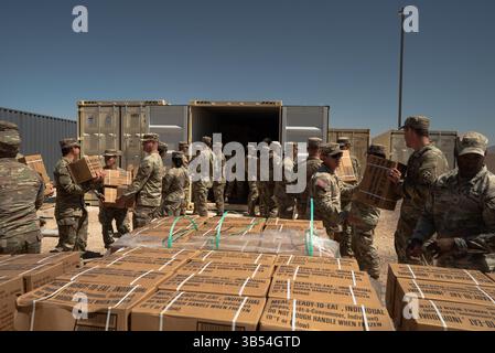 US-Soldaten, die dem 2. Stryker Brigade Combat Team der 4. Infanteriedivision zugeteilt wurden, erhalten am 18. März 2025 Paletten bei Alpine, Texas, um Operationen an der südlichen Grenze zu unterstützen. Das U.S. Northern Command arbeitet mit dem Department of Homeland Security zusammen, um den US-Zoll und den Grenzschutz entlang der südlichen Grenze mit zusätzlichen Militärkräften zu erweitern. (Foto der US-Armee von Leutnant Marcelo Marta) Stockfoto
