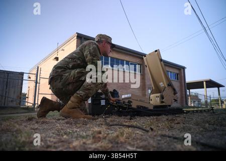 US Army Pvt. Ryan Weaver, ein Spezialist für Netzwerkkommunikationssysteme, der dem 62. Expeditionssignalbataillon – Enhanced, 11th Corps Signal Brigade zugewiesen ist, betreibt am 21. März 2025 einen Hawkeye III-Satellitensender im Armed Forces Reserve Center in Laredo, Texas. Unter der Leitung des U.S. Northern Command bündelt die Joint Task Force – Southern Border die Bemühungen, die südliche Grenze abzuschotten und illegale Aktivitäten abzuwehren, und ist für umfassende, agile und domänenübergreifende Operationen verantwortlich, die effektivere und effizientere Operationen des Verteidigungsministeriums ermöglichen. Das US-Nordkommando arbeitet daran Stockfoto