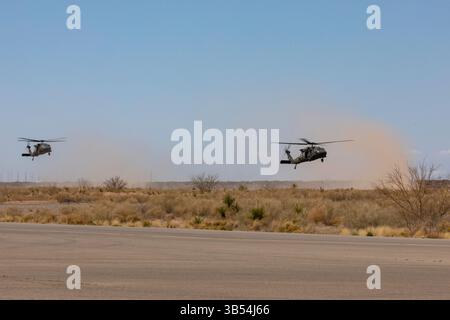 Der ehrenwerte Dan Driscoll, 26. Sekretär der Armee, trifft am 25. März 2025 in Doña Ana County International Jetport, N.M., mit einem UH-60 Black Falk Hubschrauber ein, um US-Soldaten zu besuchen, die dem 3. Bataillon des 140. Aviation Regiment zugewiesen sind, die Operationen an der südlichen Grenze unterstützen. Unter der Leitung des U.S. Northern Command bündelt die Joint Task Force - Southern Border die Bemühungen, die südliche Grenze abzuschotten und illegale Aktivitäten abzuwehren, und ist für umfassende, agile und domänenübergreifende Operationen verantwortlich, die effektivere und effizientere Operationen des Verteidigungsministeriums ermöglichen. Das Nordkommando der USA ist Arbeit Stockfoto