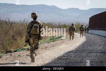 US-Soldaten, die dem 3. Zug, der Bravo-Kompanie, dem 1. Bataillon, dem 12. Infanterieregiment, zugeteilt wurden, führen am 31. März 2025 eine abgesenkte Truppenpatrouille entlang der südlichen Grenze außerhalb der Sierra Blanca, Texas, durch. Unter der Leitung des U.S. Northern Command bündelt die Joint Task Force – Southern Border die Bemühungen, die südliche Grenze abzuschotten und illegale Aktivitäten abzuwehren, und ist für umfassende, agile und domänenübergreifende Operationen verantwortlich, die effektivere und effizientere Operationen des Verteidigungsministeriums ermöglichen. (US Army Video von PFC. Malik Waddy-Fiffee) Stockfoto