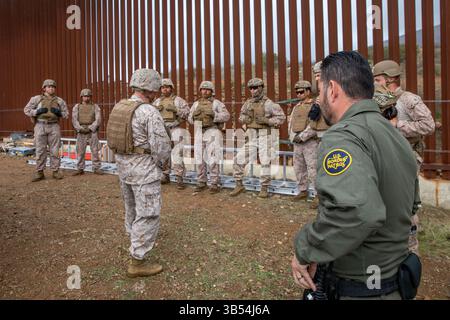 Stephen D. Sklenka, Center, stellvertretender Kommandant für Installationen und Logistik, spricht Marines und US-Grenzpolizei-Agenten während Operationen an der US-mexikanischen Grenze bei San Ysidro, Kalifornien, am 12. März 2025 an. Task Force Sapper, bestehend aus 500 Marines der I Marine Expeditionary Force, leistet logistische und technische Unterstützung für das U.S. Northern Command. Unter der Leitung des U.S. Northern Command bündelt die Joint Task Force – Southern Border die Bemühungen, die südliche Grenze abzuschotten und illegale Aktivitäten abzuwehren, und ist für umfassende, agile und umfassende Operationen verantwortlich Stockfoto