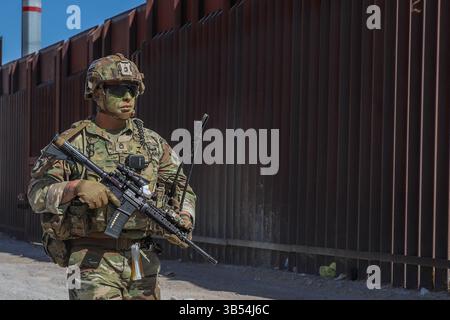 Jose Maciasquintero, 1. Klasse, vom 1. Bataillon, 41. Infanterieregiment, 2. Stryker Brigade Combat Team, zugewiesen zur Joint Task Force - Southern Border, patrouilliert den Santa Teresa Sektor der südlichen Grenze in der Nähe von Santa Teresa, N.M., 12. April 2025. Unter der Leitung des U.S. Northern Command bündelt die Joint Task Force–Southern Border die Bemühungen, die südliche Grenze zu besiegeln und illegale Aktivitäten abzuwehren, und ist für umfassende, agile und domänenübergreifende Operationen verantwortlich, die effektivere und effizientere Operationen des Verteidigungsministeriums ermöglichen. (Foto der US-Armee von PFC. Sean hoch) Stockfoto