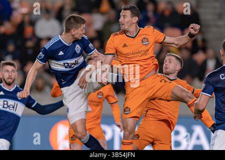 12. März 2022: Vancouver Whitecaps-Verteidiger Ranko Veselinovic (4) kollidiert mit Houston Dynamo-Verteidiger Daniel Steres (2) während des Spiels zwischen Houston Dynamo FC und Vancouver Whitecaps FC im PNC Stadium in Houston, Texas, am 12. März 2022. Houston Dynamo FC erzielte den ersten Saisonsieg 2-1 gegen Vancouver. (Bild: © Lynn Pennington/ZUMA Press Wire) Stockfoto