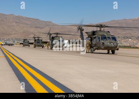 US-Verteidigungsminister Pete Hegseth trifft mit einem Hubschrauberflugzeug UH-60 Blackhawk ein, um US-Soldaten zu treffen, die der Joint Task Force - Southern Border zugewiesen sind und die Errichtung der New Mexico National Defense Area (NMNDA) in Fort Bliss, Texas, am 25. April 2025 unterstützen. Die Mitglieder des US-amerikanischen Northern Command (USNORTHCOM) wurden mit der Befugnis beauftragt und angewiesen, Sicherheitsmaßnahmen in der New Mexico National Defense Area (NMNDA) durchzuführen. Unter der Leitung von USNORTHCOM hat die Joint Task Force – Southern Border die Aufgabe, die territoriale Integrität der zu gewährleisten Stockfoto