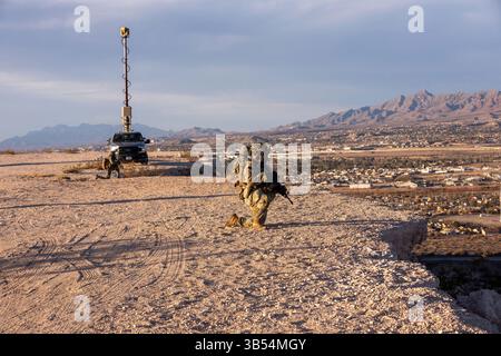 US-Soldaten des 1. Bataillons, 41. Infanterieregiment, 2. Stryker Brigade Combat Team, 4. Infanteriedivision, am 23. März 2025 der Joint Task Force - Southern Border Patrol entlang der südlichen Grenze in Fort Bliss, Texas, zugewiesen. Am 20. März 2025 genehmigte der Verteidigungsminister eine verstärkte Aufspürungs- und Überwachungsunterstützung für den US-Zoll- und Grenzschutz (CBP), die es Mitgliedern des Militärdienstes ermöglichte, zu Fuß zu patrouillieren oder militärische taktische Fahrzeuge einzusetzen, um vermutete illegale Aktivitäten der CBP zu melden. Unter der Leitung des U.S. Northern Command bündelt JTF-SB die Bemühungen, den Süden zu besiegeln Stockfoto