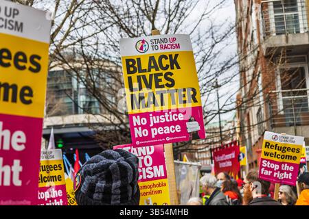 Black Lives Matter protestieren mit Aktivisten, die Schilder halten. London, UK, 16. März 2024 Stockfoto