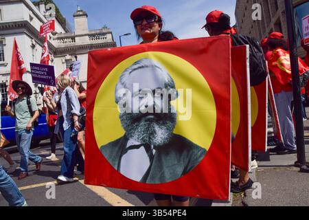 London, England, Großbritannien. Mai 2025. Ein Demonstrant hält ein Bild von Karl Marx, während der marsch am 1. Mai durch Clerkenwell verläuft und den Internationalen Arbeitstag feiert. (Kreditbild: © Vuk Valcic/ZUMA Press Wire) NUR REDAKTIONELLE VERWENDUNG! Nicht für kommerzielle ZWECKE! Stockfoto