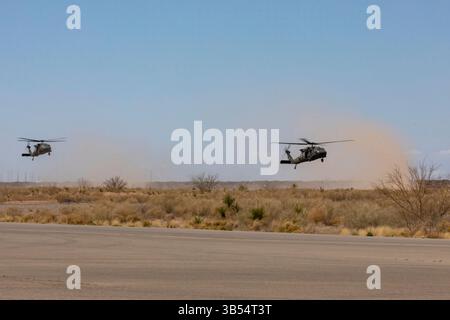 Der ehrenwerte Dan Driscoll, 26. Sekretär der Armee, trifft am 25. März 2025 in Doña Ana County International Jetport, N.M., mit einem UH-60 Black Falk Hubschrauber ein, um US-Soldaten zu besuchen, die dem 3. Bataillon des 140. Aviation Regiment zugewiesen sind, die Operationen an der südlichen Grenze unterstützen. Unter der Leitung des U.S. Northern Command bündelt die Joint Task Force - Southern Border die Bemühungen, die südliche Grenze abzuschotten und illegale Aktivitäten abzuwehren, und ist für umfassende, agile und domänenübergreifende Operationen verantwortlich, die effektivere und effizientere Operationen des Verteidigungsministeriums ermöglichen. Das Nordkommando der USA ist Arbeit Stockfoto