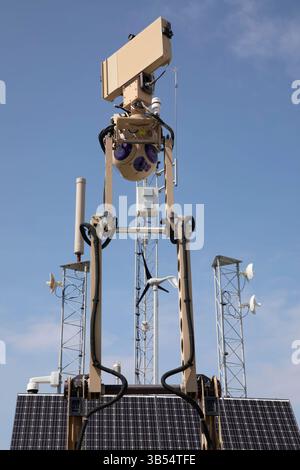 US-Soldaten, die der 549th Military Police Company zugeteilt sind und der Task Force Griffin zugeordnet sind, überwachen die Barriere in der Nähe von San Diego, Kalifornien, am 15. April 2025. Unter der Leitung des U.S. Northern Command koordiniert die Joint Task Force - Southern Border die Bemühungen, die südliche Grenze abzuschotten und illegale Aktivitäten abzuwehren, und ist für umfassende, agile und domänenübergreifende Operationen verantwortlich, die effektivere und effizientere DoD-Operationen ermöglichen. (Foto der US-Armee von SPC. Kelvineisha Buck) Stockfoto