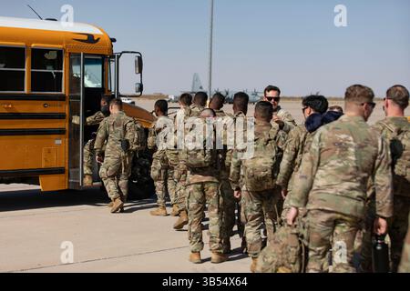 US-Soldaten aus dem 41st Engineer Battalion, 10th Mountain Division, die der Joint Task Force - Southern Border (JTF-SB) zugewiesen wurden, beladen sie am 25. April 2025 in Busse, um sie zu ihrer Unterkunft auf dem Biggs Army Airfield, Fort Bliss, Texas, zu bringen. Unter der Leitung des U.S. Northern Command bündelt das JTF-SB die Bemühungen, die südliche Grenze zu besiegeln und illegale Aktivitäten abzuwehren, und ist für umfassende, agile und domänenübergreifende Operationen verantwortlich, die effektivere und effizientere DoD-Operationen ermöglichen. (Foto der US-Armee von SPC. Michael Graf) Stockfoto