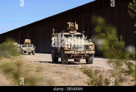 US-Soldaten aus dem Hauptquartier und dem Hauptquartier, 759. Militärpolizeibataillon, das der Joint Task Force - Southern Border zugewiesen ist, führen am 25. April 2025 eingesetzte Kontrolloperationen entlang der Landesgrenze bei Yuma, Ariz. Durch. Unter der Leitung des U.S. Northern Command bündelt die Joint Task Force – Southern Border die Bemühungen, die südliche Grenze abzuschotten und illegale Aktivitäten abzuwehren, und ist für umfassende, agile und domänenübergreifende Operationen verantwortlich, die effektivere und effizientere Operationen des Verteidigungsministeriums ermöglichen. (Foto der US-Armee von Leutnant Erica Esterly) Stockfoto