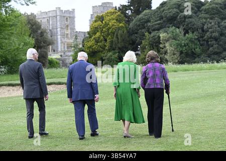 Windsor, Großbritannien. Mai 2025. WINDSOR, VEREINIGTES KÖNIGREICH 20250501 der schwedische König Carl Gustaf und Königin Silvia treffen sich am 1. Mai 2025 auf Windsor Castle außerhalb Londons mit dem britischen König Karl III. Und der Königin Camilla. Das schwedische Königspaar überreicht ihr Krönungsgeschenk in Form einer Eiche aus Solliden auf Öland. Foto: Fredrik Sandberg/TT/Code 10080 Credit: TT News Agency/Alamy Live News Stockfoto