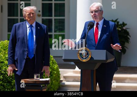 Washington, Usa. Mai 2025. Präsident Donald Trump wird von Leutnant Governor of Texas Dan Patrick bei einer Veranstaltung zum National Day of Prayer begleitet, bei der er am 1. Mai 2025 im Rose Garden im Weißen Haus in Washington, DC, gemeinsam mit den Glaubensführern vertreten wird. Foto: Anna Rose Layden/UPI Credit: UPI/Alamy Live News Stockfoto