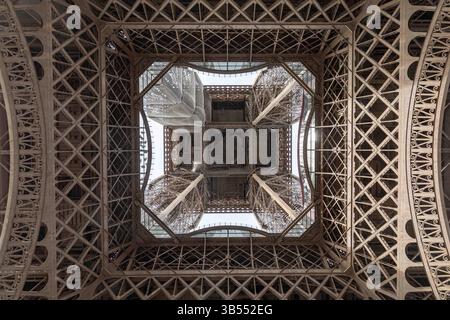 Flacher Blick auf den Eiffelturm in Paris, Frankreich Stockfoto