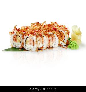 Fünf Uamaki-Sushi-Brötchen, garniert mit Bonito-Flocken und Soße, auf einem Bambusblatt mit eingelegtem Ingwer und Wasabi Stockfoto