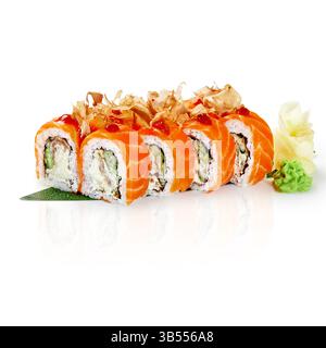Frisch zubereitete philadelphia-Uamaki-Sushi-Brötchen mit Lachs, Gurke und Frischkäse, garniert mit getrockneten Bonito-Flocken und scharfer Sauce Stockfoto