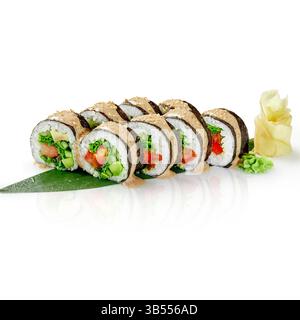 Frisch zubereitete vegane Sushi-Brötchen mit Avocado, Tomaten, Salat, Nori und Sesamsamen, serviert auf einem Bambusblatt Stockfoto