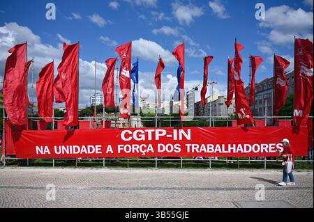 Lissabon, Portugal. 01/05/2025. Die CGTP-IN-Rallye zur Feier des Maitags beginnt in Martim Moniz und endet im Alameda Dom Afonso Henriques. Anlässlich des Internationalen Arbeitstages, eines Nationalfeiertags in Portugal, hebt die Demonstration die Arbeitnehmerrechte und soziale Gerechtigkeit hervor. Quelle: Ricardo Rocha/Alamy Live News Stockfoto