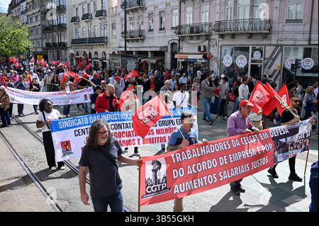 Lissabon, Portugal. 01/05/2025. Die CGTP-IN-Rallye zur Feier des Maitags beginnt in Martim Moniz und endet im Alameda Dom Afonso Henriques. Anlässlich des Internationalen Arbeitstages, eines Nationalfeiertags in Portugal, hebt die Demonstration die Arbeitnehmerrechte und soziale Gerechtigkeit hervor. Quelle: Ricardo Rocha/Alamy Live News Stockfoto