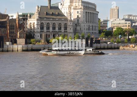 Ein Uber-Boot von Thames Clippers fährt auf der Themse in London Stockfoto