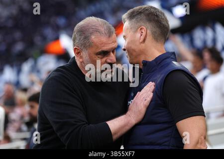 Tottenham Hotspur-Manager Ange Postecoglou (links) und FK Bodo/Glimt-Cheftrainer Kjetil Knutsen vor dem Halbfinale der UEFA Europa League im Tottenham Hotspur Stadium, London. Bilddatum: Donnerstag, 1. Mai 2025. Stockfoto