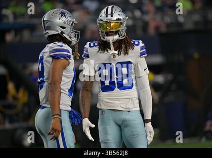 26. August 2022: Dallas Cowboys Wide Receiver CeeDee Lamb (88) und Dallas Cowboys Wide Receiver Jalen Tolbert (18) vor der 1. Hälfte des NFL Football Spiels zwischen den Seattle Seahawks und Dallas Cowboys im AT&T Stadium in Arlington, Texas. Matthew Lynch/CSM (Foto: © Matthew Lynch/CSM via ZUMA Press Wire) Stockfoto
