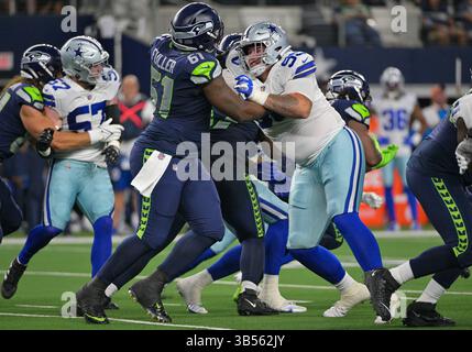 26. August 2022: Kyle Fuller (61) blockiert die Dallas Cowboys Defensive End Chauncey Golston (99) während der 1. Hälfte des NFL Football Spiels zwischen den Seattle Seahawks und den Dallas Cowboys im AT&T Stadium in Arlington, Texas. Matthew Lynch/CSM (Foto: © Matthew Lynch/CSM via ZUMA Press Wire) Stockfoto
