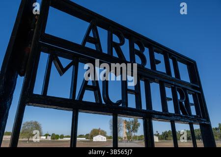 Oranienburg, Deutschland. April 2025. Das eiserne Tor am Eingang des Gefangenenlagers „Turm A“ mit der Aufschrift „Arbeit macht frei“ an der Gedenkstätte Sachsenhausen. Anlässlich des 80. Jahrestages der Befreiung bietet die Stiftung Brandenburgische Gedenkstätten ein abwechslungsreiches Programm an Ausstellungen, Veranstaltungen und pädagogischen Aktivitäten an. Quelle: Soeren Stache/dpa/Alamy Live News Stockfoto