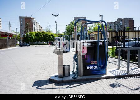 Iwano-Frankivsk, Ukraine - 29. April 2025: Staubsauger im Freien, die Fahrern Komfort bieten Stockfoto