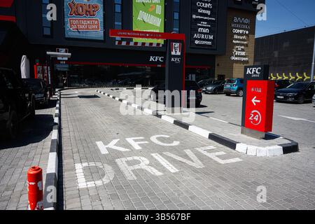 Iwano-Frankiwsk, Ukraine - 29. April 2025: Ein voll funktionsfähiger KFC Drive-Thru-Eingang mit Beschilderung und Branding Stockfoto