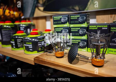 Iwano-Frankiwsk, Ukraine - 29. April 2025: Campingausrüstung mit Herden und Gaskanistern zum Kochen im Freien Stockfoto