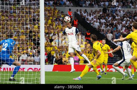 London, Großbritannien. Mai 2025. Brennan Johnson von Tottenham Hotspur trifft seinen Teams das 1. Tor. Halbfinale der UEFA Europa League, 1. Legspiel, Tottenham Hotspur gegen Bodo/Glimt im Tottenham Hotspur Stadium in London am Donnerstag, 1. Mai 2025. Dieses Bild darf nur für redaktionelle Zwecke verwendet werden. Foto nur für redaktionelle Verwendung von Sandra Mailer/Andrew Orchard Sportfotografie/Alamy Live News Credit: Andrew Orchard Sportfotografie/Alamy Live News Stockfoto