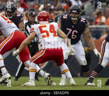 22. September 2022: Chicago Bears Offensive Lineman Teven Jenkins blockiert den Kansas City Chiefs Linebacker Leo Chenal während eines Vorsaisonspiels am 13. August 2022 im Soldier Field in Chicago. (Foto: © Brian Cassella/Chicago Tribune via ZUMA Press Wire) Stockfoto