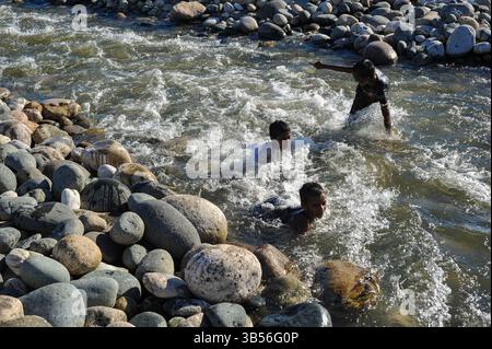 9. August 2022: Kindertouristen spielen im Piyain River of Jaflong Touristenort am Ufer der Meghalaya Bangladesch Grenzzone. Aufgrund der hohen Treibstoffpreise und der schrecklichen Hitze ging die Zahl der Touristen in diesem berühmten Touristenort von Bangladesch zurück. (Bild: © MD Rafayat Haque Khan/ZUMA Press Wire) Stockfoto
